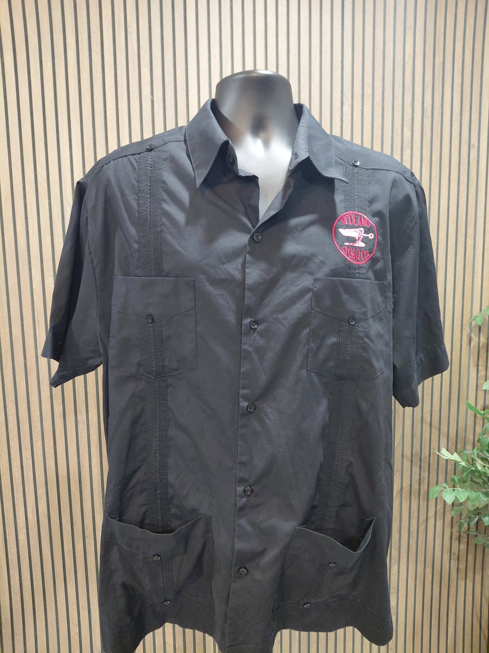 Men's Black Short-Sleeve Button-Down Guayabera - Embroidered Chest Redland Cigar